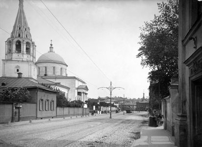 Большая Никитская улица в сторону Никитских ворот. Слева церковь Вознесения Господня