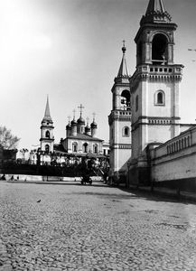 Площадь перед Ивановским монастырем, впереди церковь Святого Владимира, что в Садах